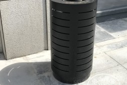 通化广场圆柱形镂空钢制垃圾桶