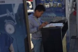 吉林市小学生趴垃圾桶上写作业网上走红！