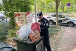 松江这位民警翻遍了公园的垃圾桶，找什么？